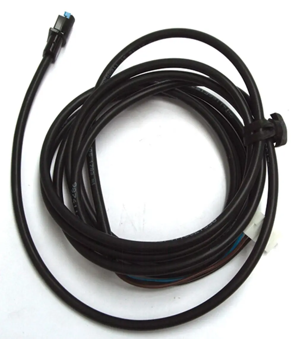 Kabelbaum von Daikin mit einem Stecker an einem Ende und mehreren Drähten, die miteinander verbunden sind. Geeignet für Signalübertragung in Heizsystemen.